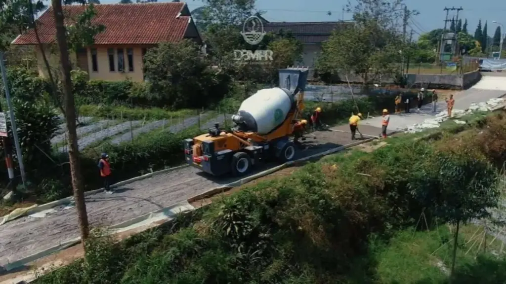 ​Tembus Isolasi Geografis, Jabar Hadirkan 'Pabrik Beton Berjalan'