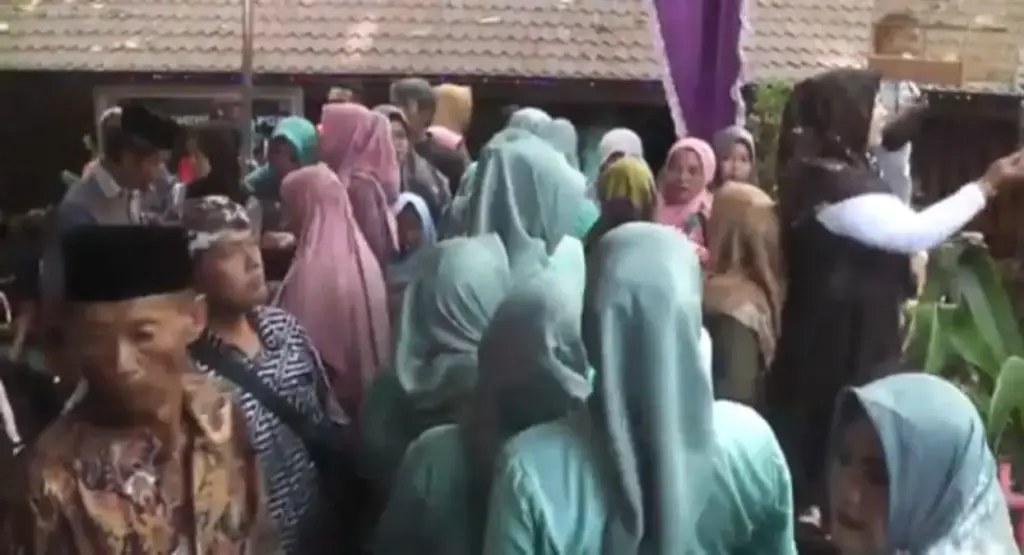 Tradisi Ngunjung Karangkendal Cirebon: Asal-Usul, Rujak Wuni, dan Haul Syekh Magelung Sakti Tradisi Ngunjung Karangkendal Cirebon: Asal-Usul, Rujak Wuni, dan Haul Syekh Magelung Sakti
