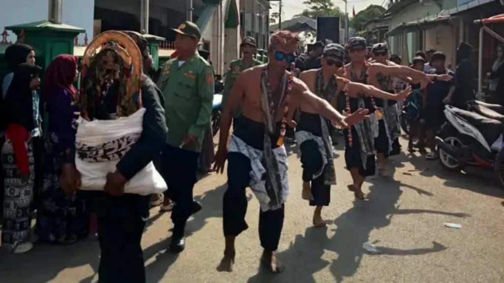 Ketika 5 Desa di Cirebon Tumpah Ruah Satukan Barisan di Tradisi Ngunjung Syekh Magelung Sakti